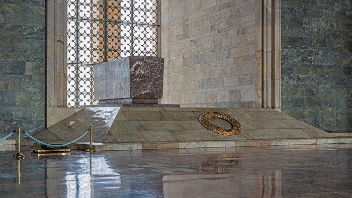 Sarcofagul simbolic al mormântului lui Ataturk din Sala de Onoare