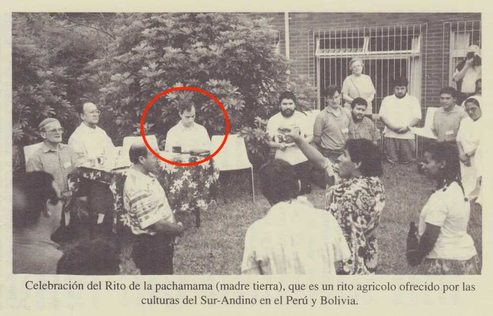 Părintele Robert Prevost (actualul Papă Leon al XIV-lea) participând la un ritual Pachamama în 1995 / LifeSiteNews