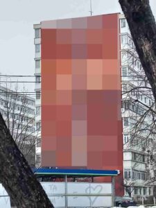 Se întâmplă in Romania: Pictură murală cu tentă pedofilă homosexuală pe un bloc din Ploiești