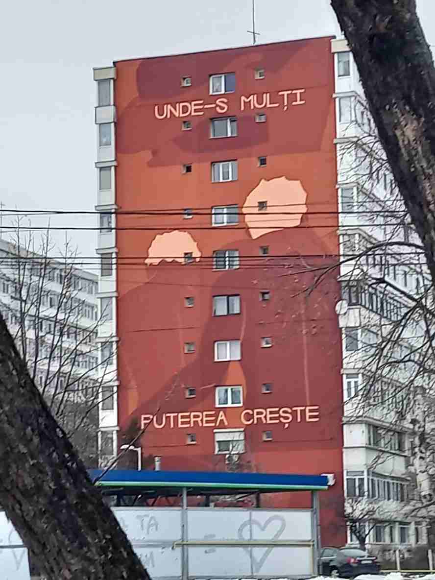Se întâmplă in Romania: Pictură murală cu tentă pedofilă homosexuală pe un bloc din Ploiești Se întâmplă in Romania: Pictură murală cu tentă pedofilă homosexuală pe un bloc din Ploiești